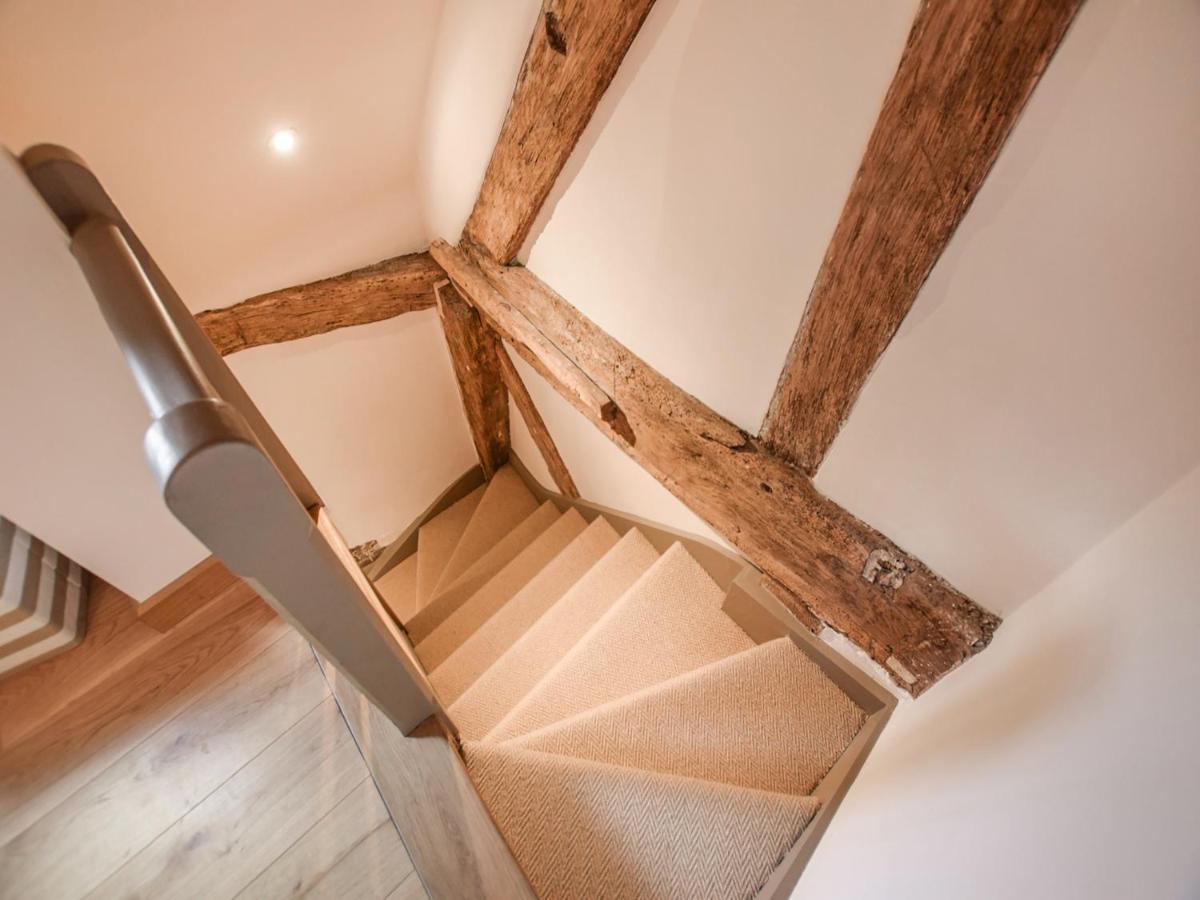 Mercia House Уинчкомб Екстериор снимка