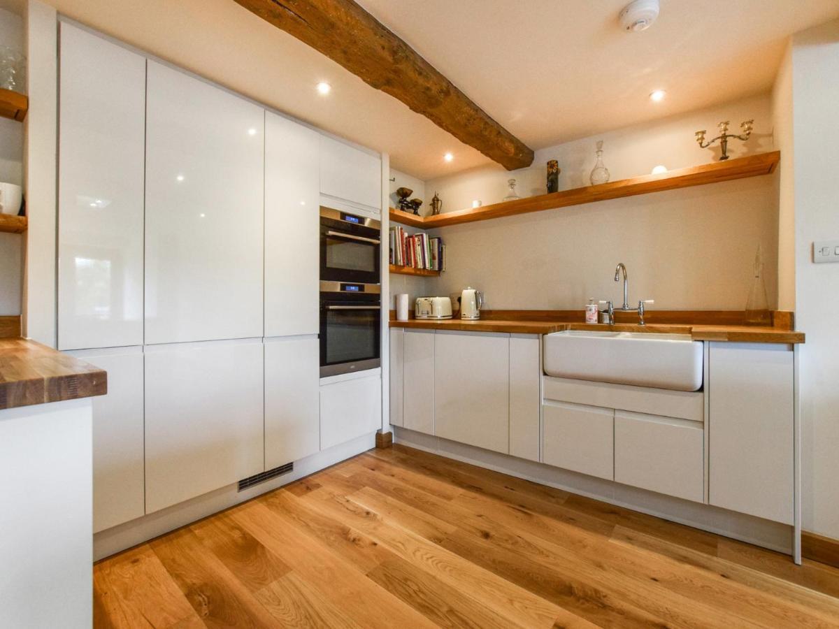 Mercia House Уинчкомб Екстериор снимка