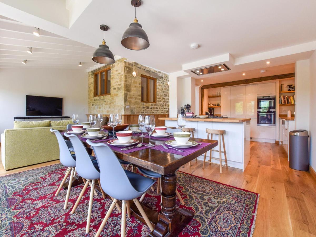 Mercia House Уинчкомб Екстериор снимка