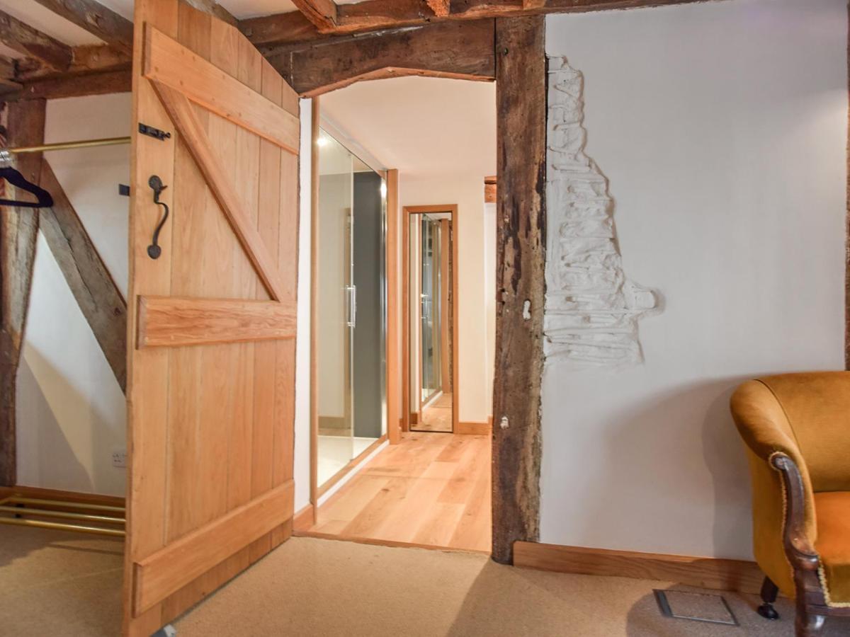 Mercia House Уинчкомб Екстериор снимка