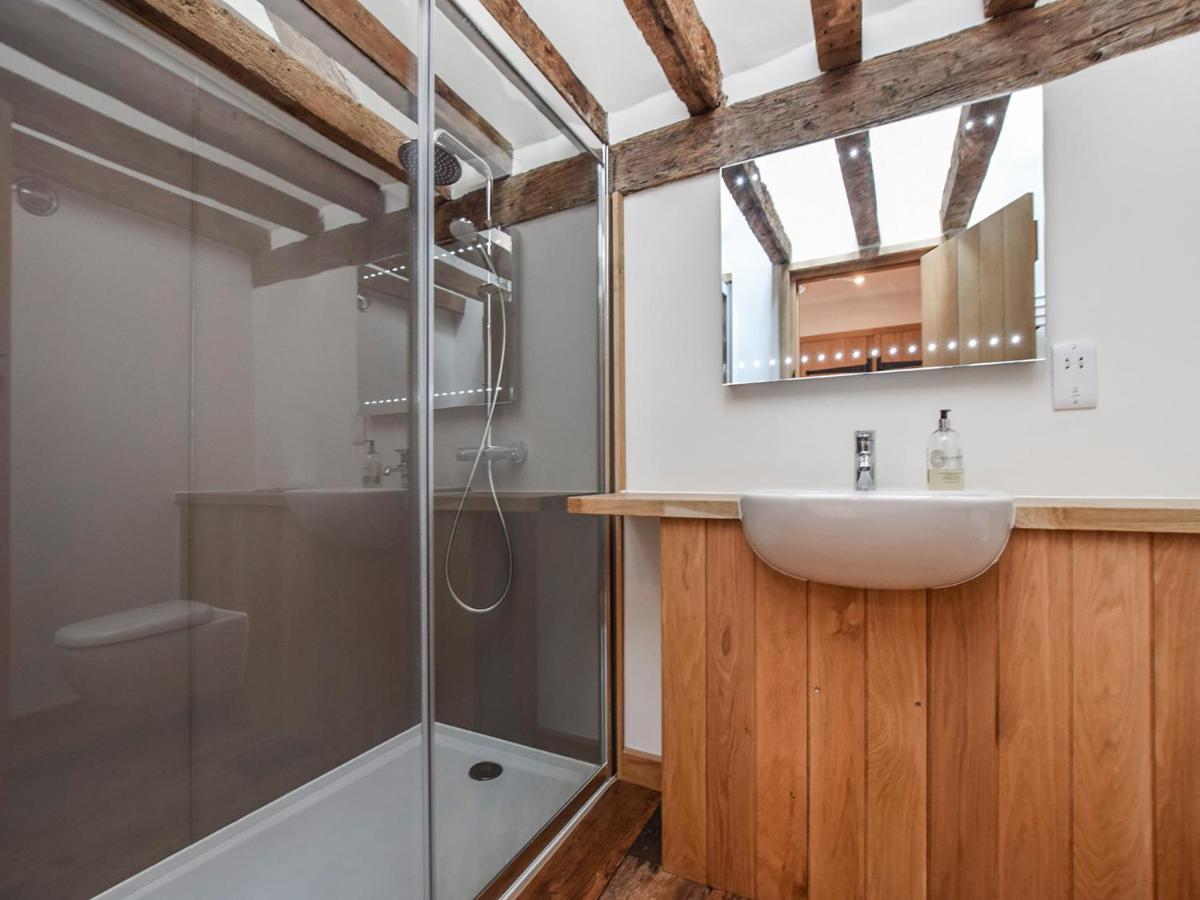 Mercia House Уинчкомб Екстериор снимка