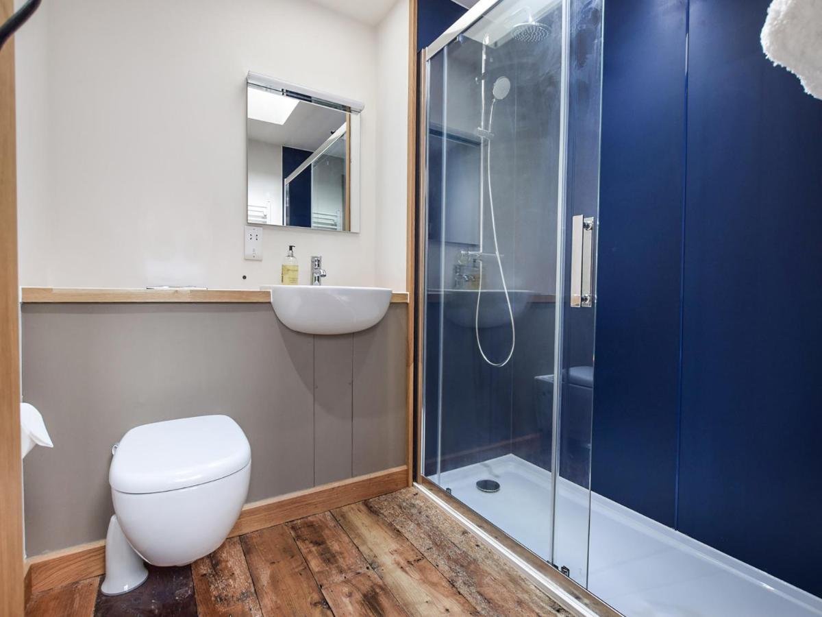 Mercia House Уинчкомб Екстериор снимка