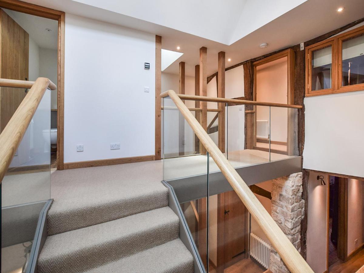 Mercia House Уинчкомб Екстериор снимка
