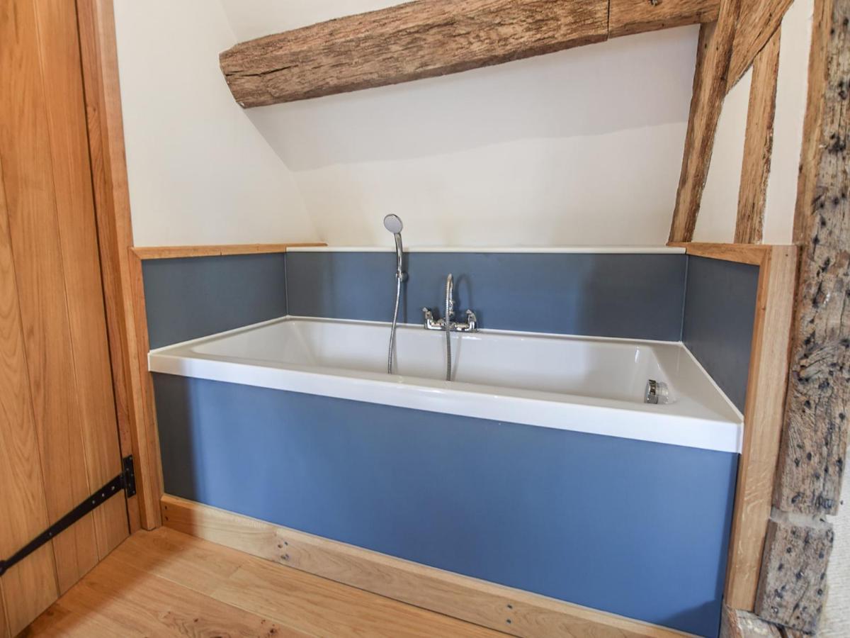 Mercia House Уинчкомб Екстериор снимка