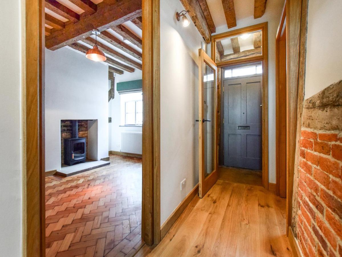 Mercia House Уинчкомб Екстериор снимка